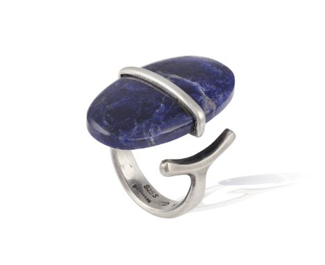 A SODALITE SILVER RING, DESIGNED BY VIVIANNA TORUN BÚLOW-HUBE FOR GEORG JENSEN Composed of an oval-shaped cabochon sodalite p