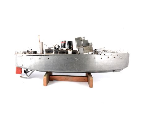 Live steam powered fighting war ship, fitted with an horizontal boiler and small engine side, made in the early 20th Century,