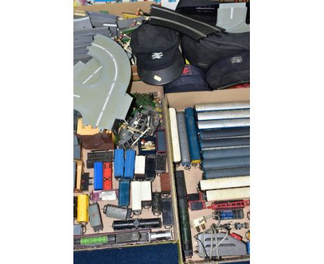 A QUANTITY OF UNBOXED AND ASSORTED 00 AND HO MODEL RAILWAY ITEMS, to include Tri-ang and Hornby A3 class locomotive and tende