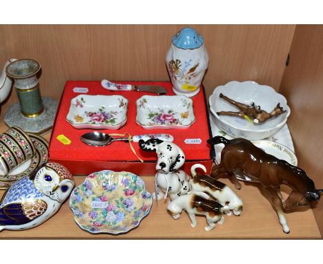 A GROUP OF CERAMICS AND ORNAMENTS, TABLEWARES etc, to include Beswick Puppit dog No 1002, two Foxhounds Nos 943 (tail loose) 