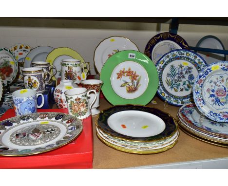 A QUANTITY OF SPODE AND COPELAND PLATES, MUGS, VASES, etc, including commemorative and Royal commemorative items, a pair of b