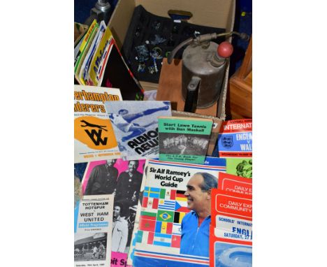 A QUANTITY OF GAMES WORKSHOP GAMING FIGURES, collection of miniature Star Wars and Star Trek figures and ships etc, small qua