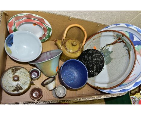 A BOX OF ASSORTED MODERN STONEWARE, AND STUDIO POTTERY, ETC, including a preserve pot and cover by Jeremy Leach, impressed ma