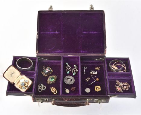 
	
		A small quantity of jewellery and costume jewellery in a Harrods jewellery box, to include: two silver bangles and a bro