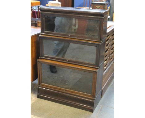 A Globe Wernicke oak sectional bookcase. W87cm D39cm H130cm.