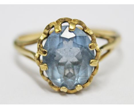 A 9ct gold gold ring set with a aquamarine colour stone, gross wt. 2g, size M.