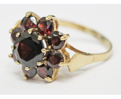 A 9ct gold garnet ring, gross wt. 4.3g, size R/S.