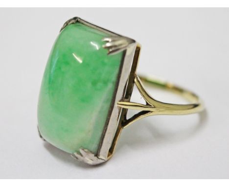 A 15ct gold jade ring, gross wt. 5.8g, size N.