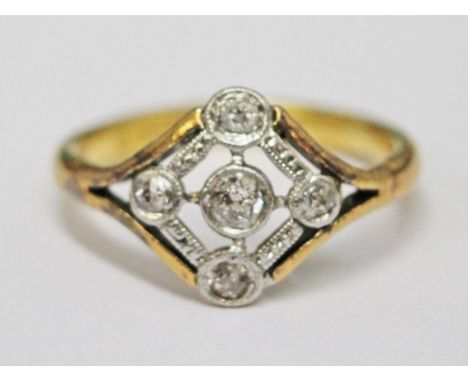 An Art Deco 22ct gold diamond ring, gross wt. 3.3g, size K.