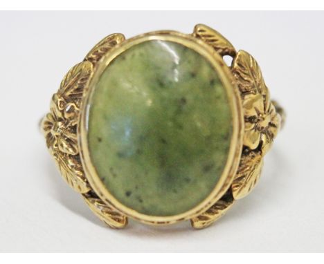 A 9ct gold jade ring, gross wt. 3g, size J.