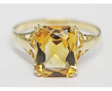 A 9ct gold citrine ring, gross wt. 1.8g, size L/M.