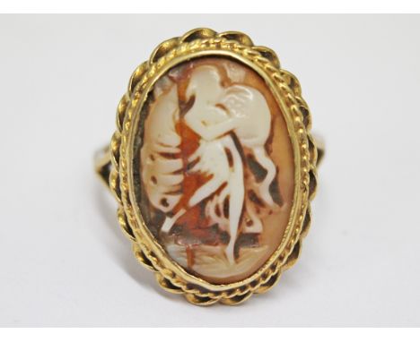 A 9ct gold cameo ring, gross wt. 4.6g, size P.