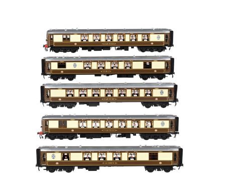 A FINE RAKE OF FIVE GAUGE 1 COACHES 'BRIGHTON BELLE' FIVE-CAR SET MADE BY FM MODELS FOR GOLDEN AGE MODELS Model is switchable