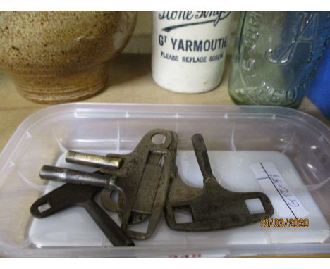 TRAY CONTAINING MIXED CLOCK WINDING KEYS