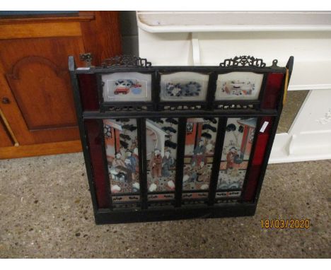EARLY 20TH CENTURY ORIENTAL PANEL WITH REVERSE PAINTED GLASS SEGMENTS WITH FIGURE DECORATION AND FRETWORK CARVED DETAIL