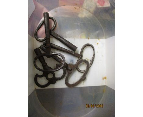 TUB CONTAINING FIVE CLOCK WINDING KEYS