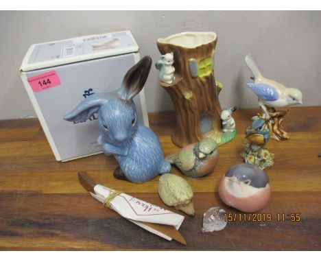 A Sylvac blue pottery bunny, a Russian model of a bird, a glass Goebel model of a hedgehog, and other vintage ceramics to inc