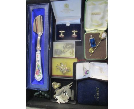Jewellery to include a gold necklace, a cheese scoop, a copy of the Titanic necklace, pewter birds singed, two rings, a jade 