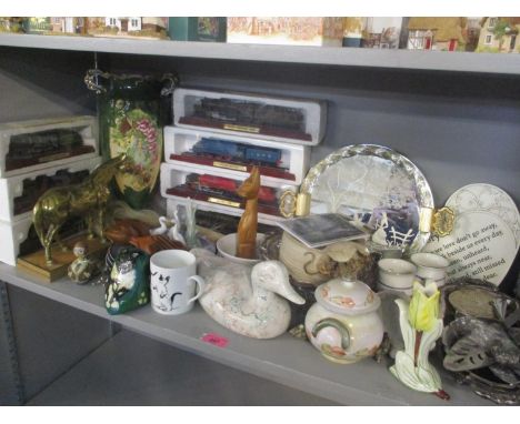 A mixed lot to include boxed collectable locomotives, collectors plates, silver thimbles, button hook and other items 