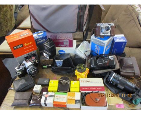 Vintage cameras, mostly late 20th century to include an Olympus OM20, a Nikon TW2, together with a Yolgulader circa 1950 and 