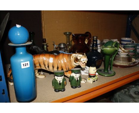 A quantity of ceramic and glass items, to include a Melba Ware tiger, a Quimper tray and two cups and saucers, a green glazed