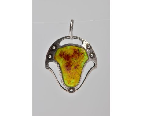 AN EARLY 20TH CENTURY MURRLE BENNETT SILVER ENAMEL PENDANT, the hammered panel with pierced and beaded detail to the yellow a