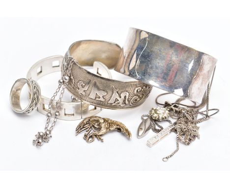 A SELECTION OF SILVER AND WHITE METAL JEWELLERY, to include three torque bangles, a rope twist design band ring, a bird brooc