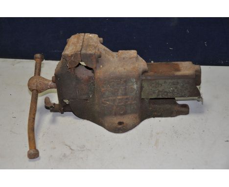 A VINTAGE FORTIS STEEL 10 ENGINEERS VICE with 4 1/2 in jaws