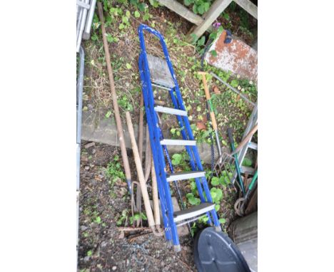 A PAINTED ALUMINIUM STEP LADDER 166cm high and five garden tools (6)