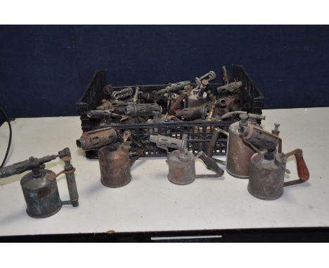 A TRAY CONTAINING NINETEEN VINTAGE BLOWLAMPS and sprayers all in brass or copper