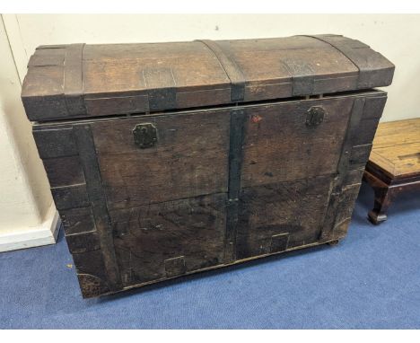An iron bound oak trunk, width 93cm, depth 55cm, height 74cm