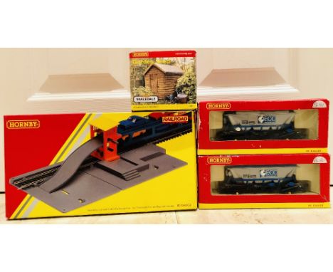 Hornby OO gauge two ECC Hopper wagons Skaledale Shed and R8263 Car Unlaoding Terminal boxed
