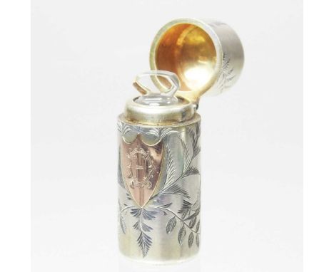 A Victorian silver cased scent bottle, with an inset gilt cartouche, with a hinged lid and glass stopper, London 1886, 5cm hi