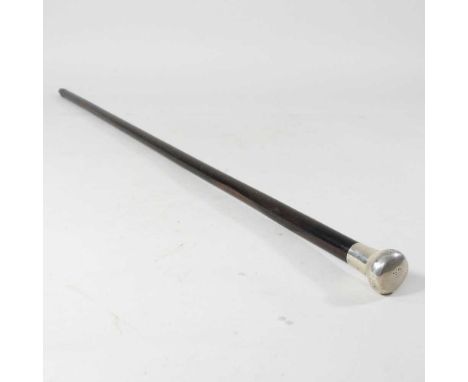An Edwardian walking cane, with a hardwood shaft and silver handle, 86cm long
