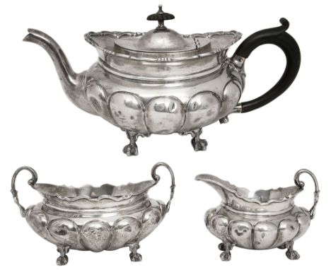 An Edwardian silver three piece tea setBirmingham, 1908, makers mark rubbedcomprising teapot, cream jug and twin handled suga