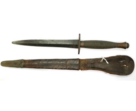 British WWII pattern Commando dagger with ribbed grip and leather scabbard. P&amp;P Group 2 (£18+VAT for the first lot and £3