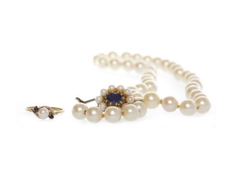 CULTURED PEARL NECKLACE formed by spherical white pearls approximately 7.9mm wide, with a blue gem and pearl set clasp in nin