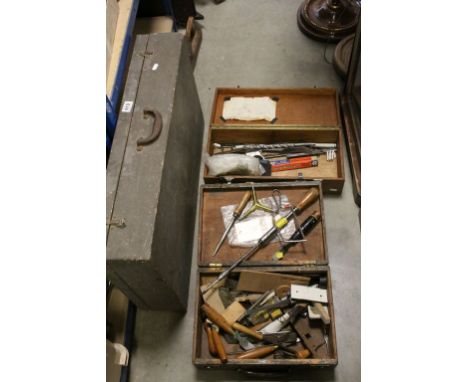 Quantity of tools in three wooden boxes to include various chisels (some Sorby), plus a Record 077a bullnose plane and anothe