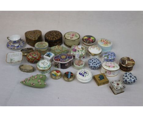 Tray of mixed Trinket Boxes etc to include Aynsley, Papier mache, Coalport etc