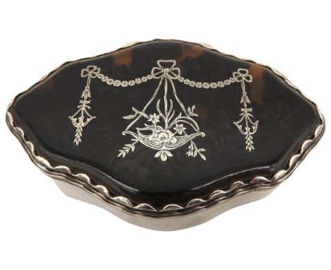 AN ELEGANT SILVER RING BOX, the tortoiseshell inset lid embellished with silver inlay depicting hanging flower basket with ri