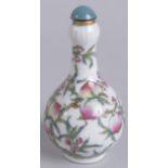 A 20TH CENTURY CHINESE FAMILLE ROSE PORCELAIN SNUFF BOTTLE, with peaches and bats, base with