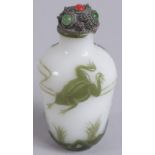 A 19TH CENTURY CHINESE PEKING GLASS SNUFF BOTTLE, decorated with frogs, 6cm high.
