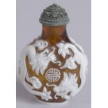 AN EARLY 20TH CENTURY CHINESE PEKING GLASS SNUFF BOTTLE, decorated with dragons and longevity
