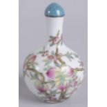 A 20TH CENTURY CHINESE FAMILLE ROSE PORCELAIN SNUFF BOTTLE, painted with peaches, character mark