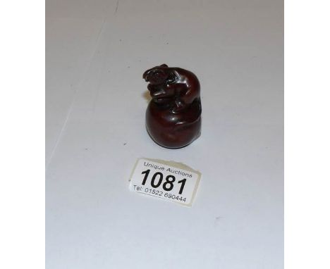 A Chinese boxwood mouse on apple netsuke