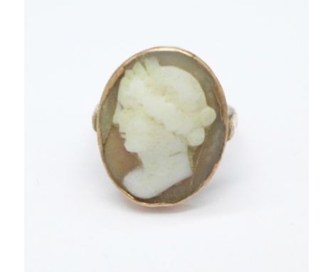 A yellow metal cameo ring, 3.2g, K