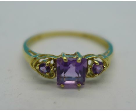 A 9ct gold and three stone amethyst ring, 1.0g, O