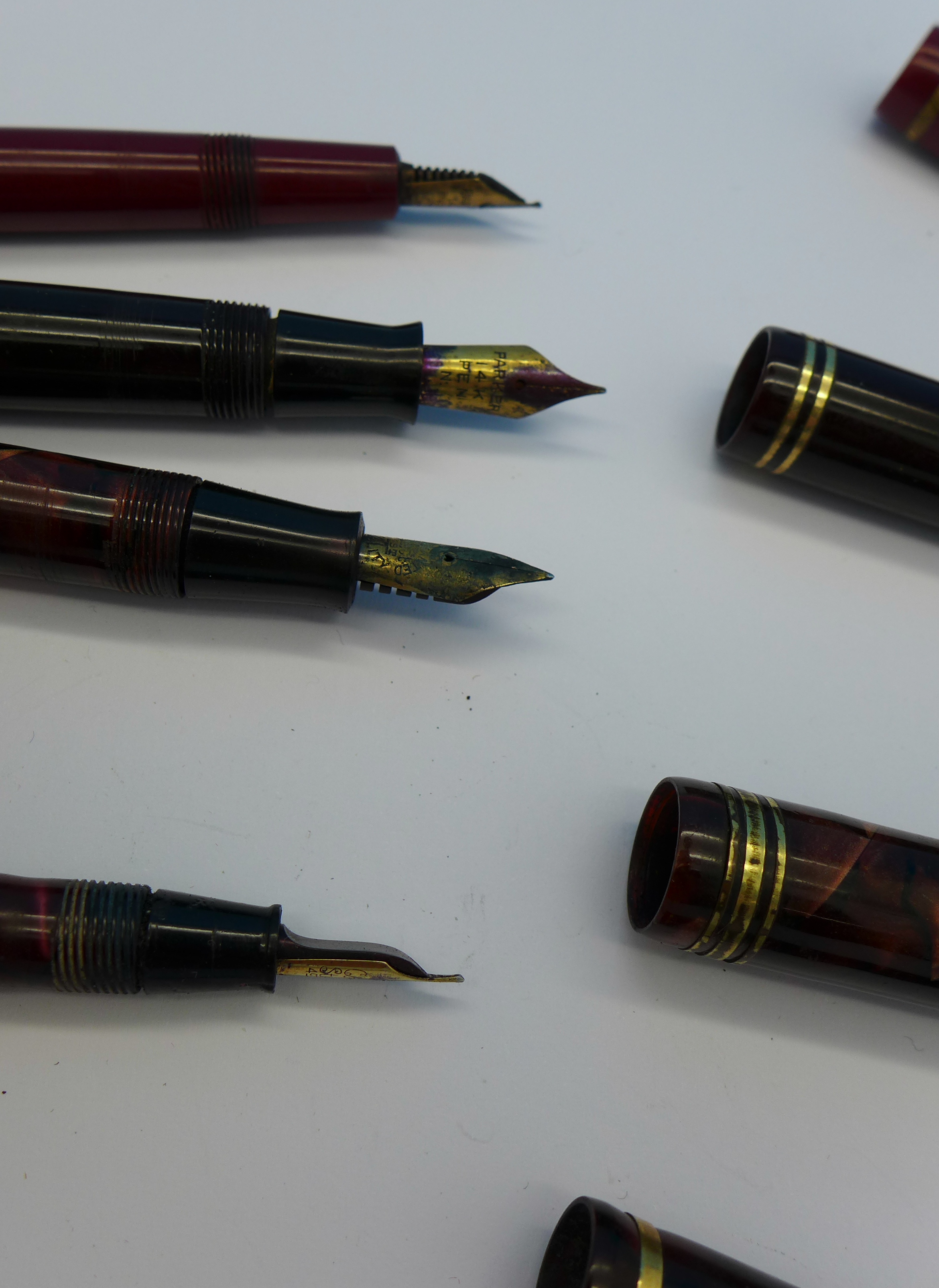 Four fountain pens with 14ct gold nibs, Parker Victory, Steppens ...