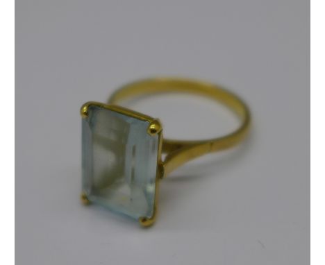 A yellow metal and aquamarine ring, 4.1g, P