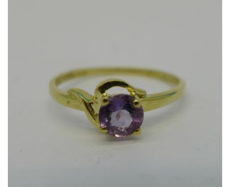 A 9ct gold and amethyst ring, 0.9g, O